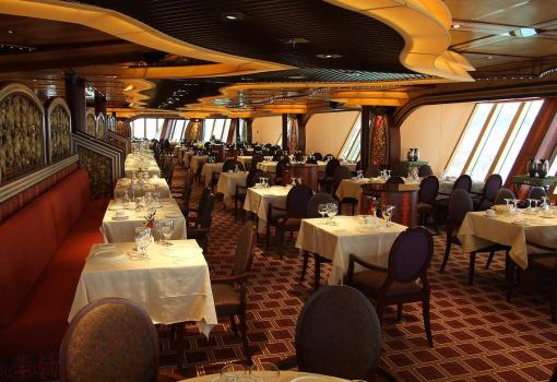 El Restaurante The Posh tiene grandes ventanales al mar